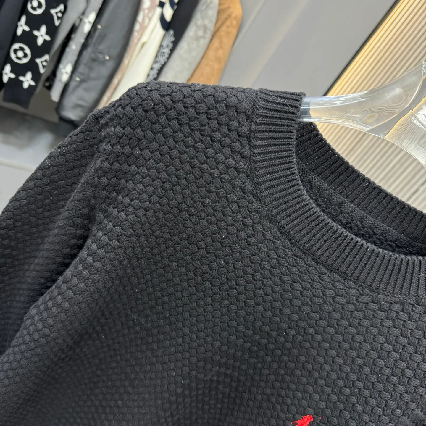 🅿️310 Ralph Lauren 25FW crew neck sweater. The fabric is made of top-quality cashmere yarn. The new autumn and winter Oblique jacquard knitted cashmere sweater adopts a double-sided wearable design and is made of high-quality cashmere material. After fine weaving process, it presents a soft and comfortable touch and excellent thermal insulation performance. The iconic Oblique jacquard pattern is perfectly presented through precision knitting technology. It can be worn on both sides, showing different style charms. The round neck design is simple and elegant, suitable for various matching occasions. Exquisite knitting technology ensures that the clothes are not easily deformed and remain crisp and long-lasting. The double-sided design concept reflects LV's perfect balance of practicality and fashion. Each sweater undergoes strict quality inspection to ensure that the quality meets the brand's consistently high standards. This knitted item combines warmth and style, making it an exquisite addition to your autumn and winter wardrobe. Size:S/M/L/XL
